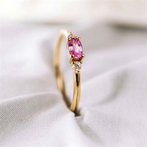 Petit oval - Ring mit ovalem rosa Saphir aus 14-karätigem Gold mit einem Gesamtgewicht von 0,05ct. 